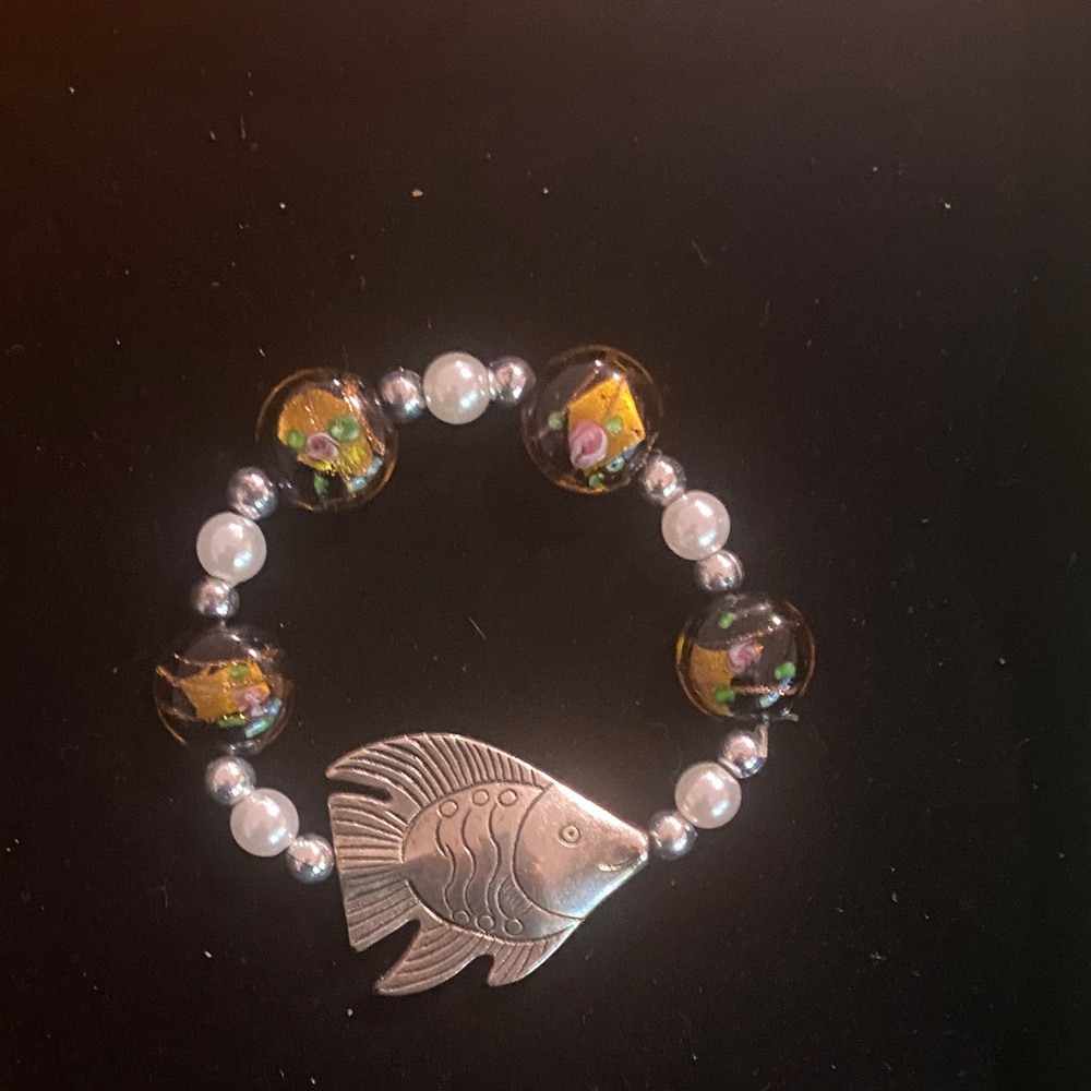 Artistic Fish Charm Bracelet with Multicolor Beads